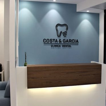 Costa & García Clínica Dental pared con logo de la empresa