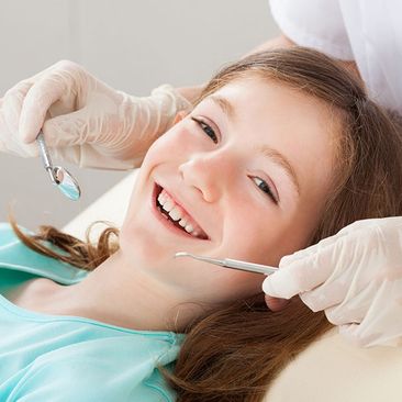 Costa & García Clínica Dental niña en el odontólogo 