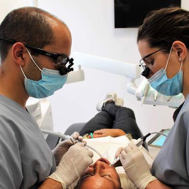 Costa & García Clínica Dental odontólogos con paciente